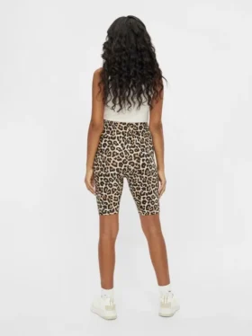 Eng anliegende Shorts