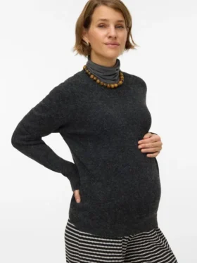 Gestrickter Pullover für Umstandsmode