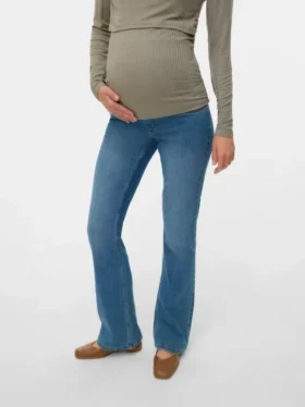 Jeans mit ausgestelltem Schnitt