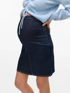 Kurzer Rock mit hoher Taille