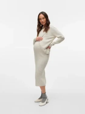 Strickoberteil mit normaler Passform, Rundhalsausschnitt und gerippten Bündchen aus Strickwaren