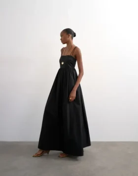Tsmika Langes Kleid